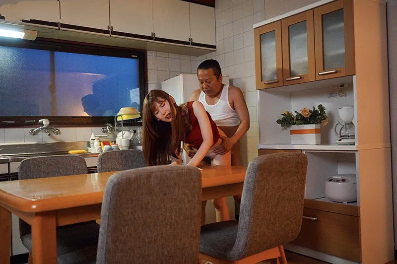 Thiên thần nhỏ bị chồng yêu mới của mẹ nắc mỗi ngày, cho dù đã có người yêu